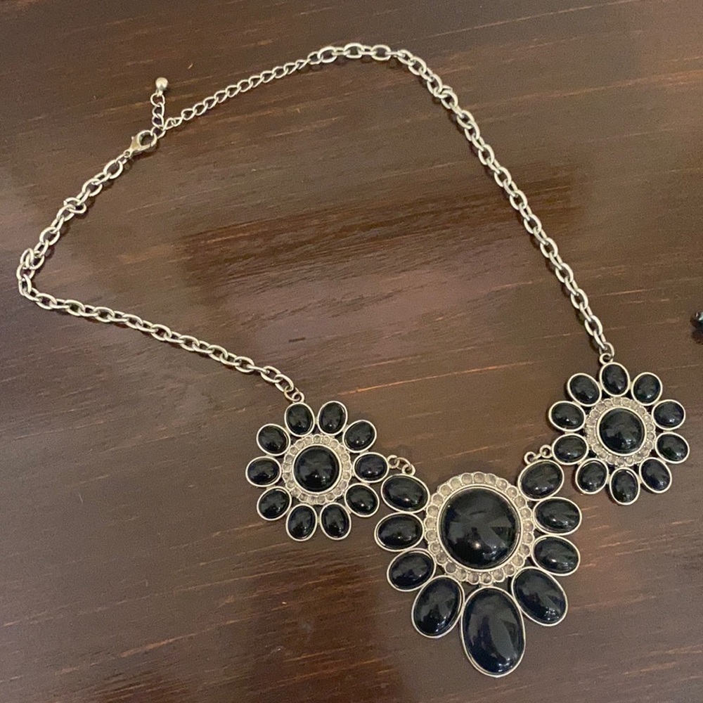 Black and white fashion necklace